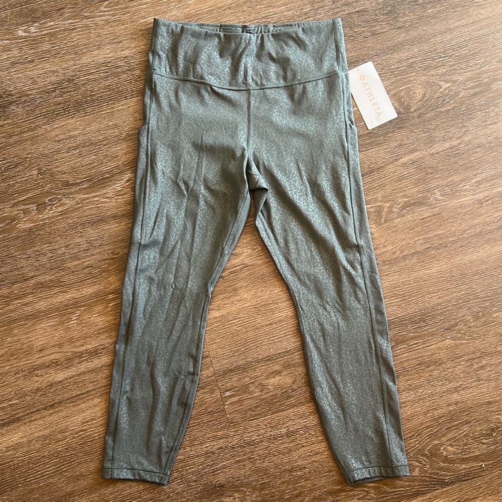NWT Athletea Ultimate Stash Embossed 7/8 Tight. Size Medium.